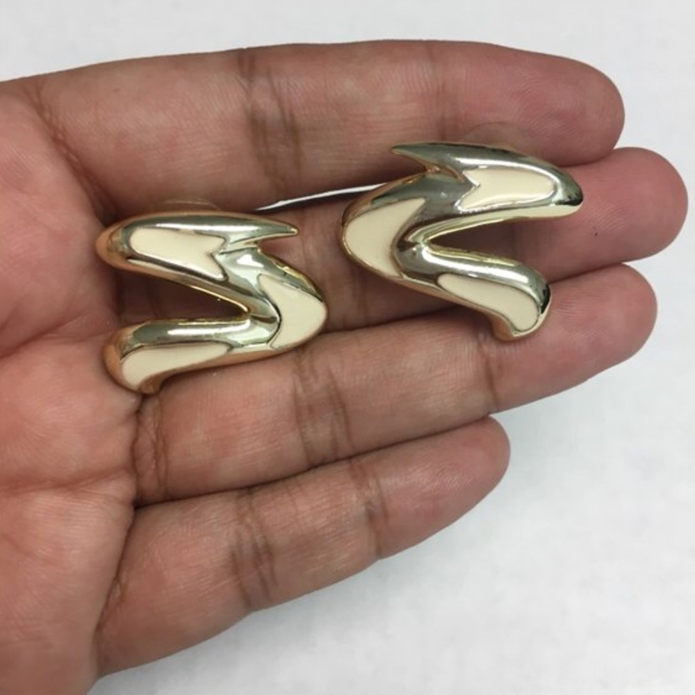 🪐 3/$15- Ivory Cream Gold Tone Swirl Post Style Earrings